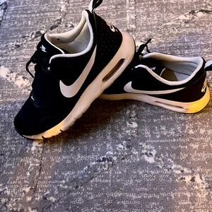 Nike Travis black/white size 5.5y (Big Kids).